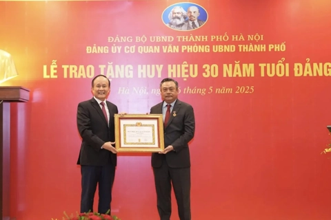 Trao Huy hiệu 30 năm tuổi Đảng tặng Chủ tịch UBND Thành phố Hà Nội Trần Sỹ Thanh

