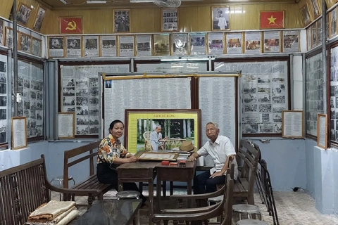Người dành cả tấm lòng theo đuổi đam mê sưu tầm ảnh Bác Hồ
