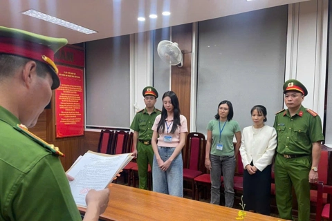 Khởi tố hoa hậu Nguyễn Thúc Thùy Tiên
