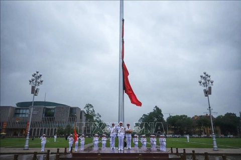 Lễ treo cờ rủ Quốc tang nguyên Chủ tịch nước Trần Đức Lương tại Quảng trường Ba Đình
