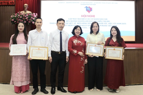 Báo Kinh tế & Đô thị được nhận 4 Bằng khen của UBND TP Hà Nội “về thành tích tiêu biểu trong sự nghiệp báo chí góp phần tích cực xây dựng và phát triển Thủ đô”, 3 giải “Cuộc thi viết về điển hình tiên tiến, người tốt, việc tốt năm 2025”