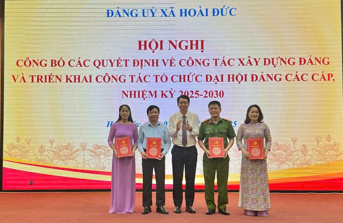 Xã Hoài Đức công bố các quyết định về công tác xây dựng Đảng và triển khai tổ chức Đại hội Đảng các cấp nhiệm kỳ 2025 -2030