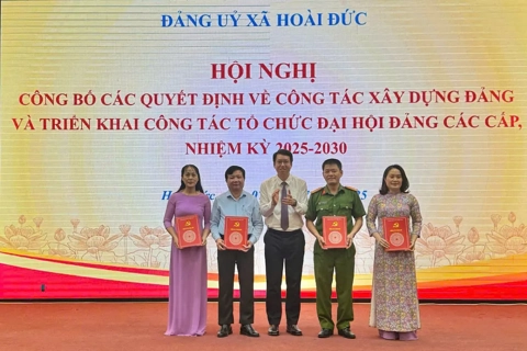 Xã Hoài Đức công bố các quyết định về công tác dựng Đảng và triển khai tổ chức Đại hội Đảng các cấp nhiệm kỳ 2025 -2030.