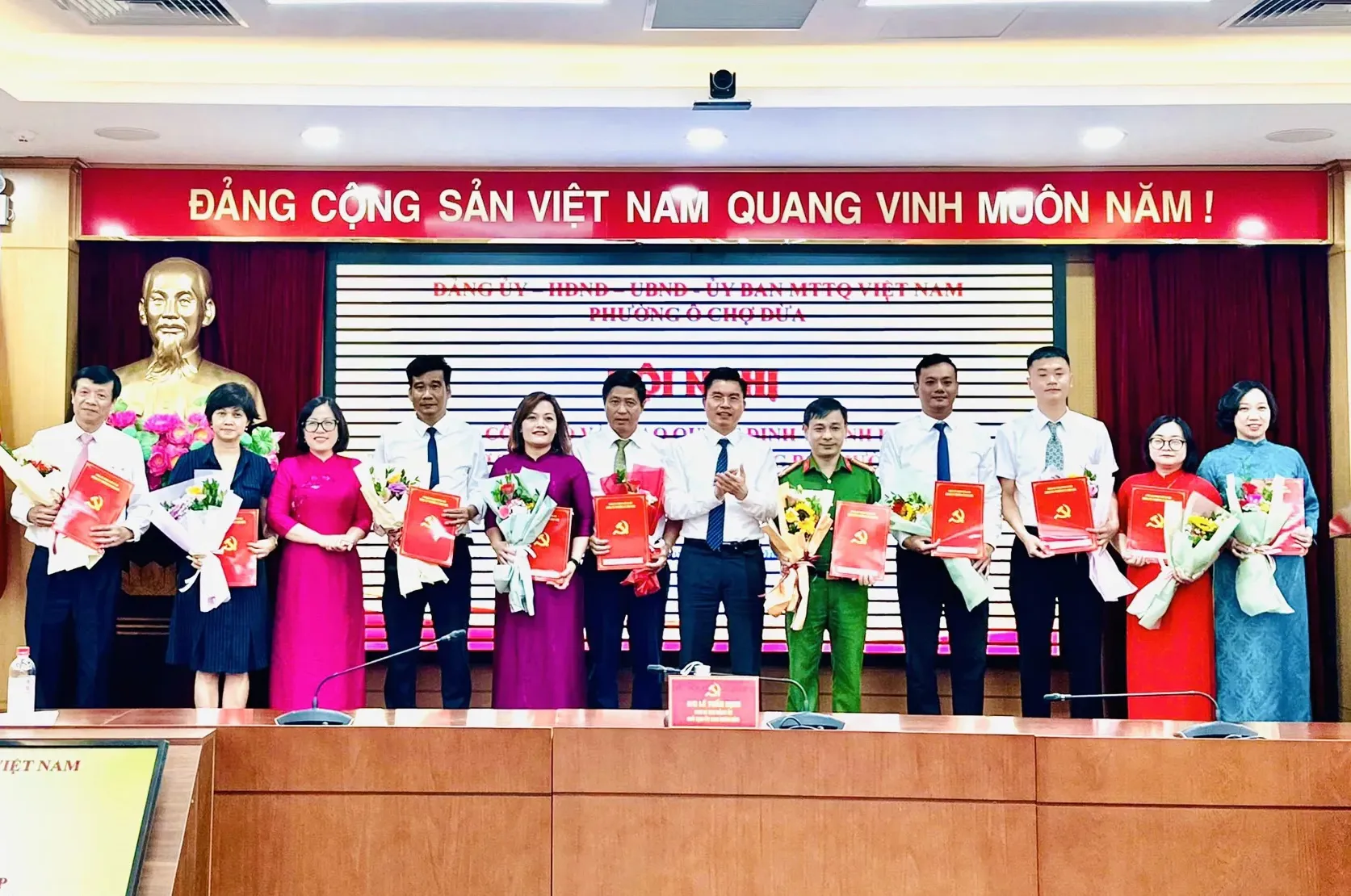 Phường Ô Chợ Dừa trao quyết định thành lập các tổ chức cơ sở Đảng trực thuộc