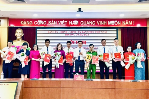Phường Ô Chợ Dừa trao quyết định thành lập các tổ chức cơ sở Đảng trực thuộc