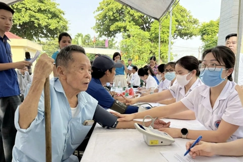 Xã Liên Minh: khám sức khỏe và tặng quà cho hơn 300 người có công
