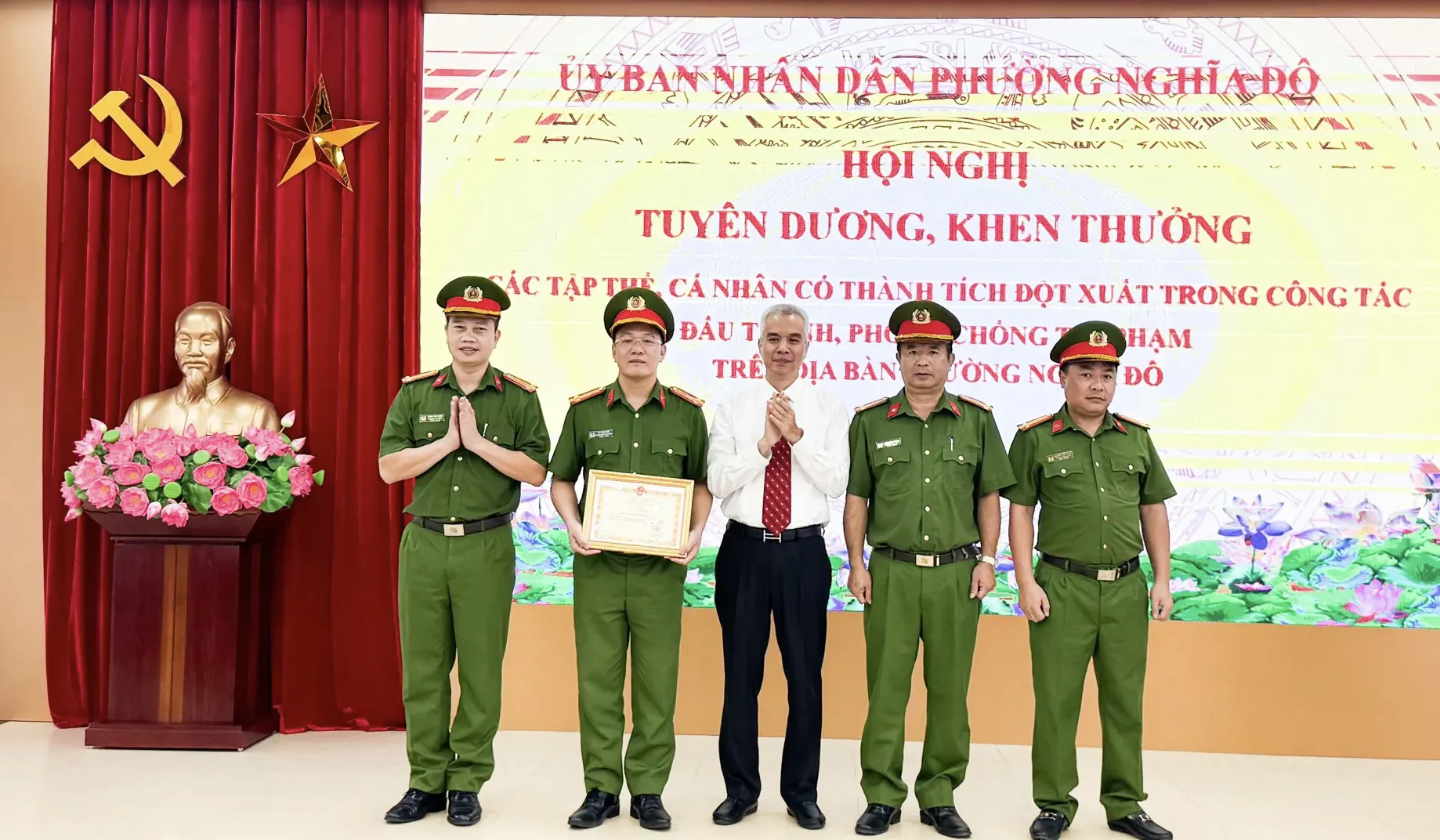Phường Nghĩa Đô: tuyên dương, khen thưởng thành tích đột xuất trong công tác đấu tranh, phòng chống tội phạm