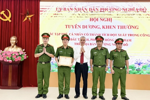 Phường Nghĩa Đô: tuyên dương, khen thưởng thành tích đột xuất trong công tác đấu tranh, phòng chống tội phạm