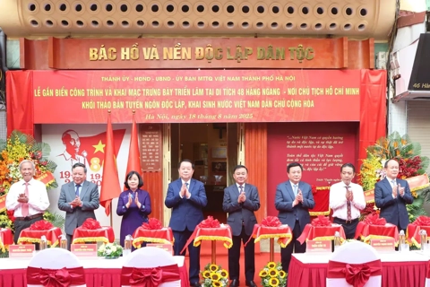 Gắn biển công trình và trưng bày triển lãm tại di tích lịch sử 48 Hàng Ngang
