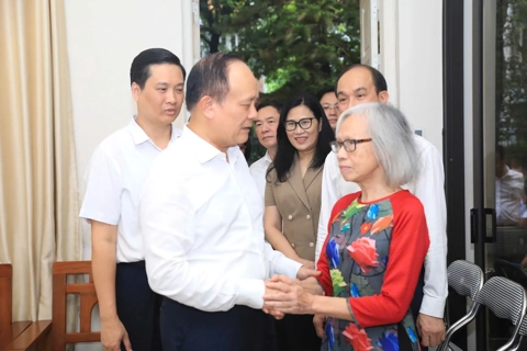 Chủ tịch HĐND Thành phố Hà Nội Nguyễn Ngọc Tuấn thăm gia đình nguyên Bí thư Thành uỷ Hà Nội Nguyễn Khang
