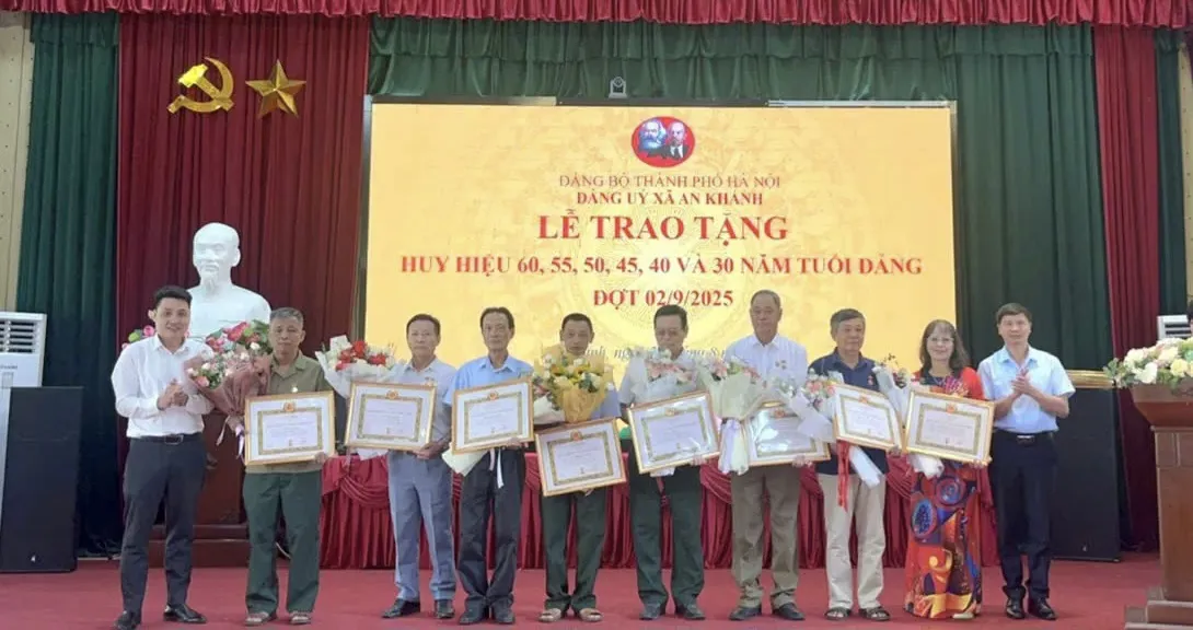 Kỷ niệm 80 Quốc khánh, xã An Khánh vinh danh đảng viên được nhận Huy hiệu Đảng