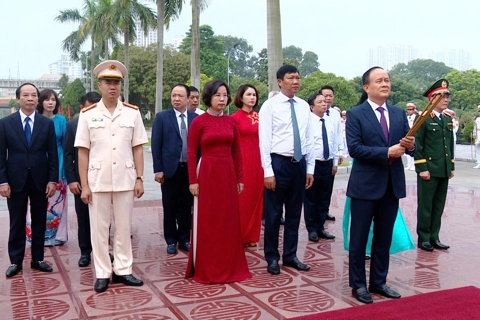 Đoàn đại biểu thành phố Hà Nội dâng hương tưởng niệm các Anh hùng liệt sĩ tại Nghĩa trang Mai Dịch