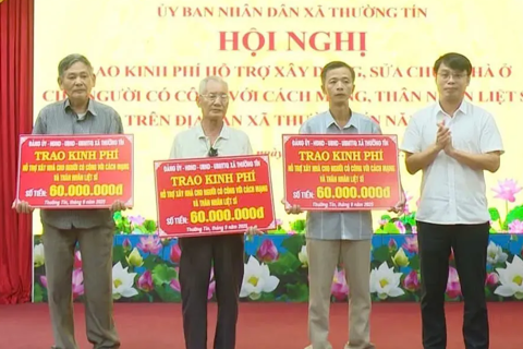 Xã Thường Tín trao kinh phí xây, sửa nhà ở cho 9 hộ gia đình người có công