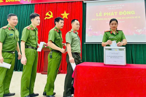 Công an xã Nam Phù chung tay ủng hộ đồng bào vượt qua bão số 10 