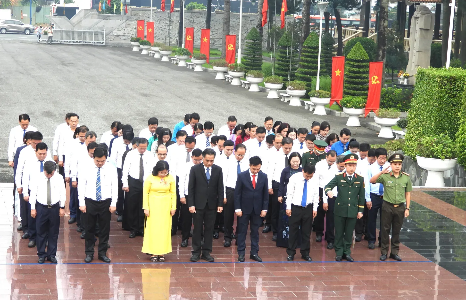 Dâng hương tưởng niệm các anh hùng liệt sĩ trước thềm Đại hội Đảng bộ Thành phố Hồ Chí Minh lần thứ I