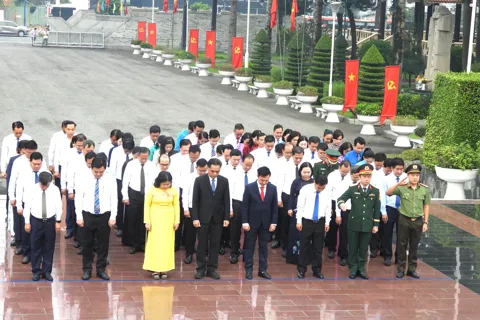 Dâng hương tưởng niệm các anh hùng liệt sĩ trước thềm Đại hội Đảng bộ Thành phố Hồ Chí Minh lần thứ I