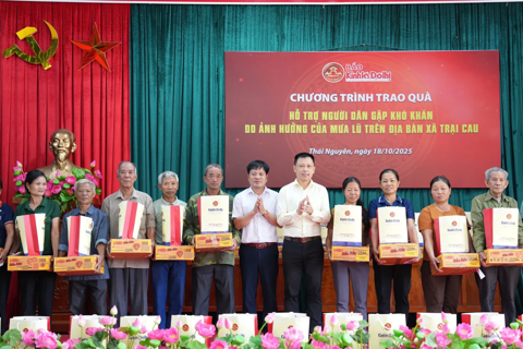 Báo Kinh tế và Đô thị sẻ chia cùng người dân Trại Cau vượt qua bão lũ