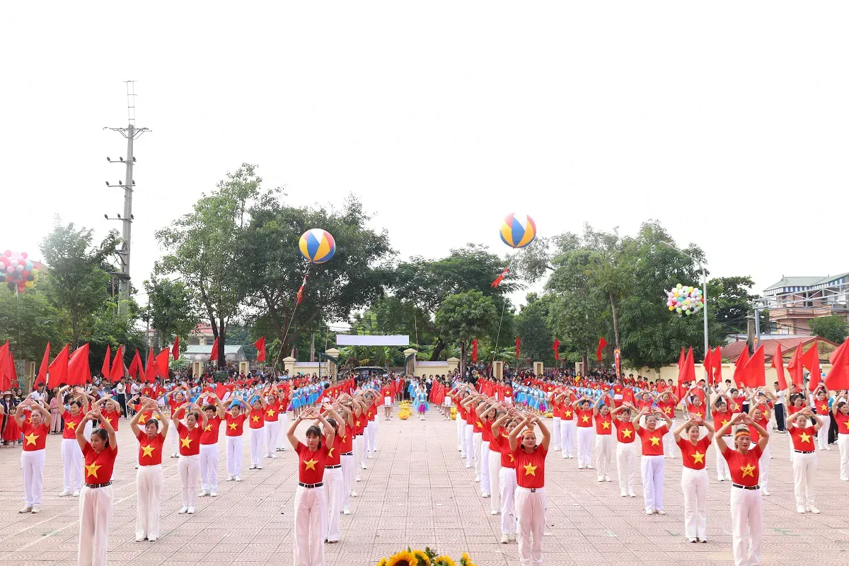 Người dân xã Hòa Phú hòa mình vào không khí của ngày hội Thể thao