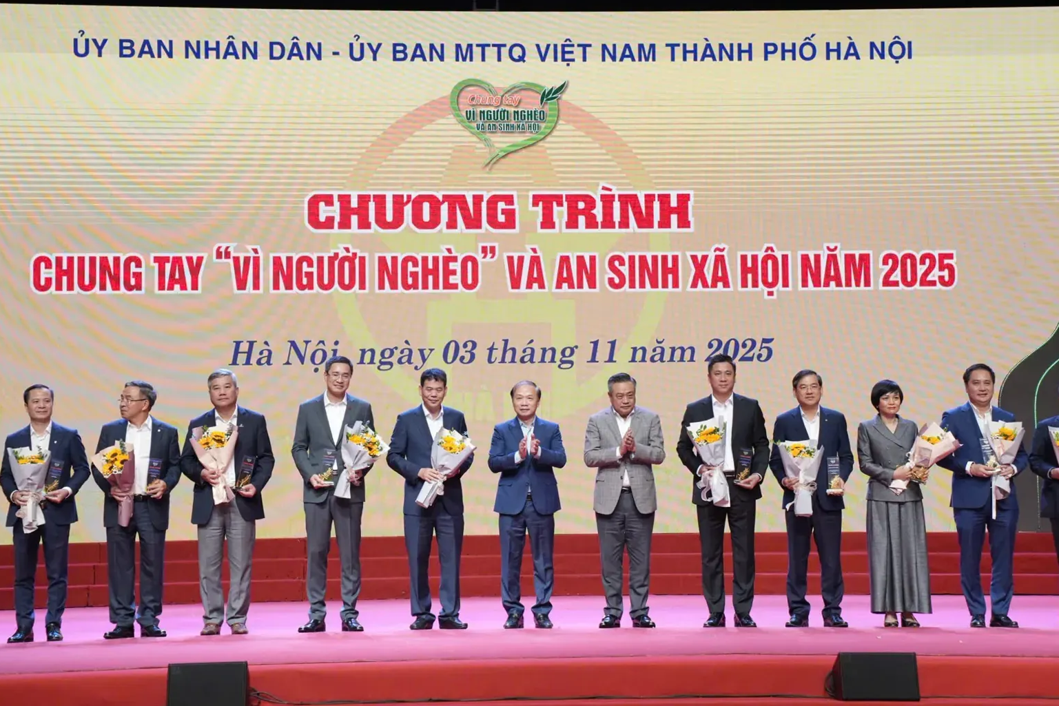 Hà Nội: Lãnh đạo Thành phố đánh giá cao nghĩa cử cao đẹp của các cơ quan, đơn vị ủng hộ Quỹ "Vì người nghèo"