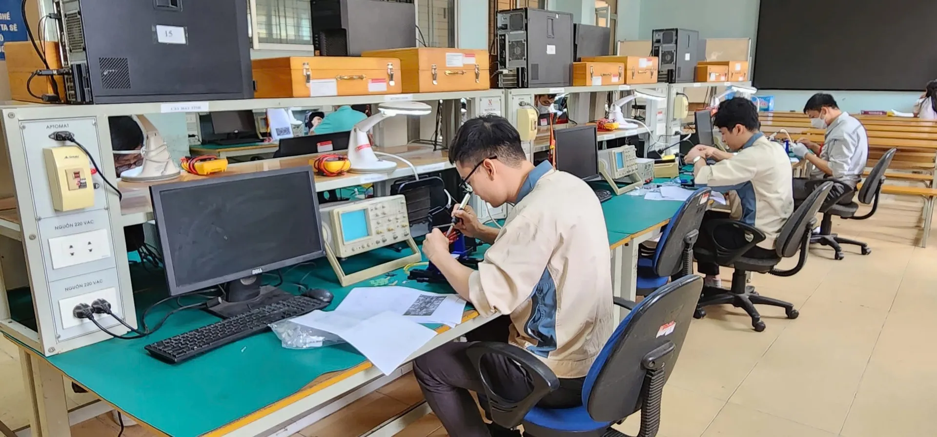 Để nhân viên lắp ốc vít, sửa chữa ô tô cũng có thể nói tiếng Anh tốt, đào tạo thế nào?