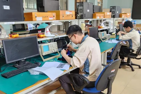 Để nhân viên lắp ốc vít, sửa chữa ô tô cũng có thể nói tiếng Anh tốt, đào tạo thế nào?