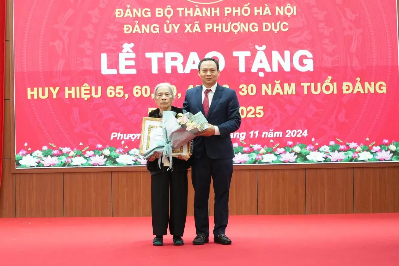 Xã Phượng Dực trao Huy hiệu Đảng đợt 7/11 cho 22 đảng viên