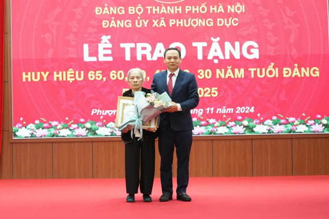 Xã Phượng Dực trao Huy hiệu Đảng đợt 7/11 cho 22 đảng viên