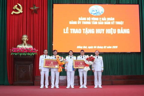Đảng bộ Vùng 2 Hải quân trao Huy hiệu 30 năm tuổi Đảng cho đảng viên