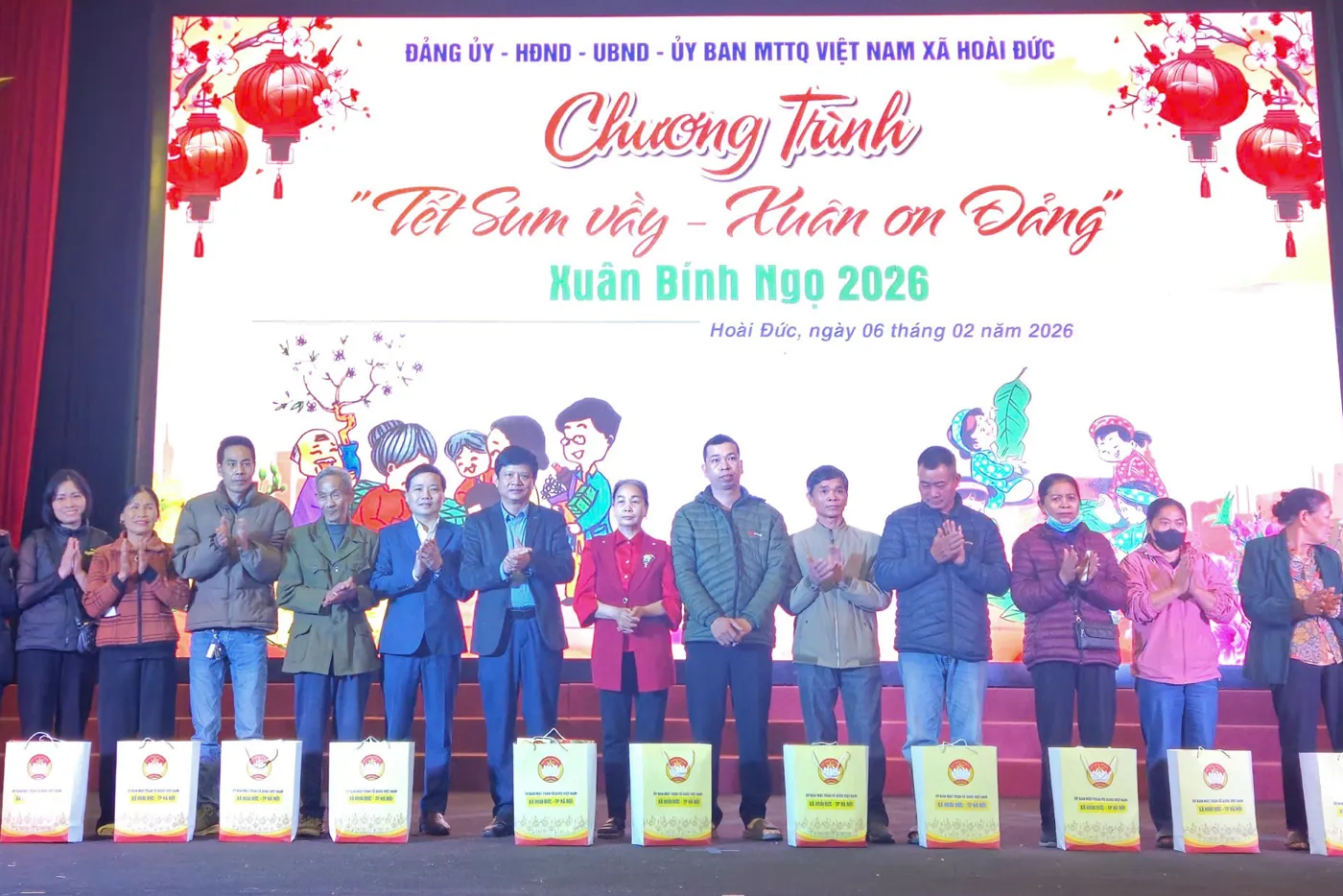 Xã Hoài Đức: trao 330 suất quà Tết tới các hộ gia đình có hoàn cảnh khó khăn
