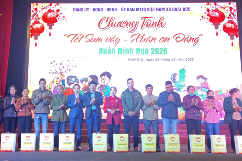 Xã Hoài Đức: trao 330 suất quà Tết tới các hộ gia đình có hoàn cảnh khó khăn
