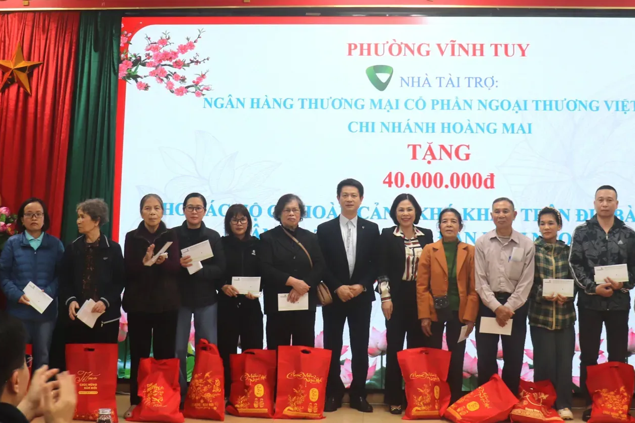 Phường Vĩnh Tuy và các nhà hảo tâm trao gần 200 suất quà Tết tặng người dân hoàn cảnh khó khăn
