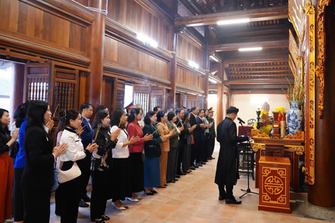 Lãnh đạo xã Thường Tín dâng hương tại 2 khu di tích lịch sử, văn hoá