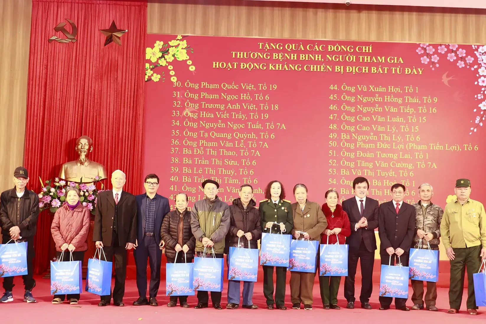 Phường Yên Sở: tri ân, tặng quà các gia đình người có công nhân dịp Tết Bính Ngọ 2026