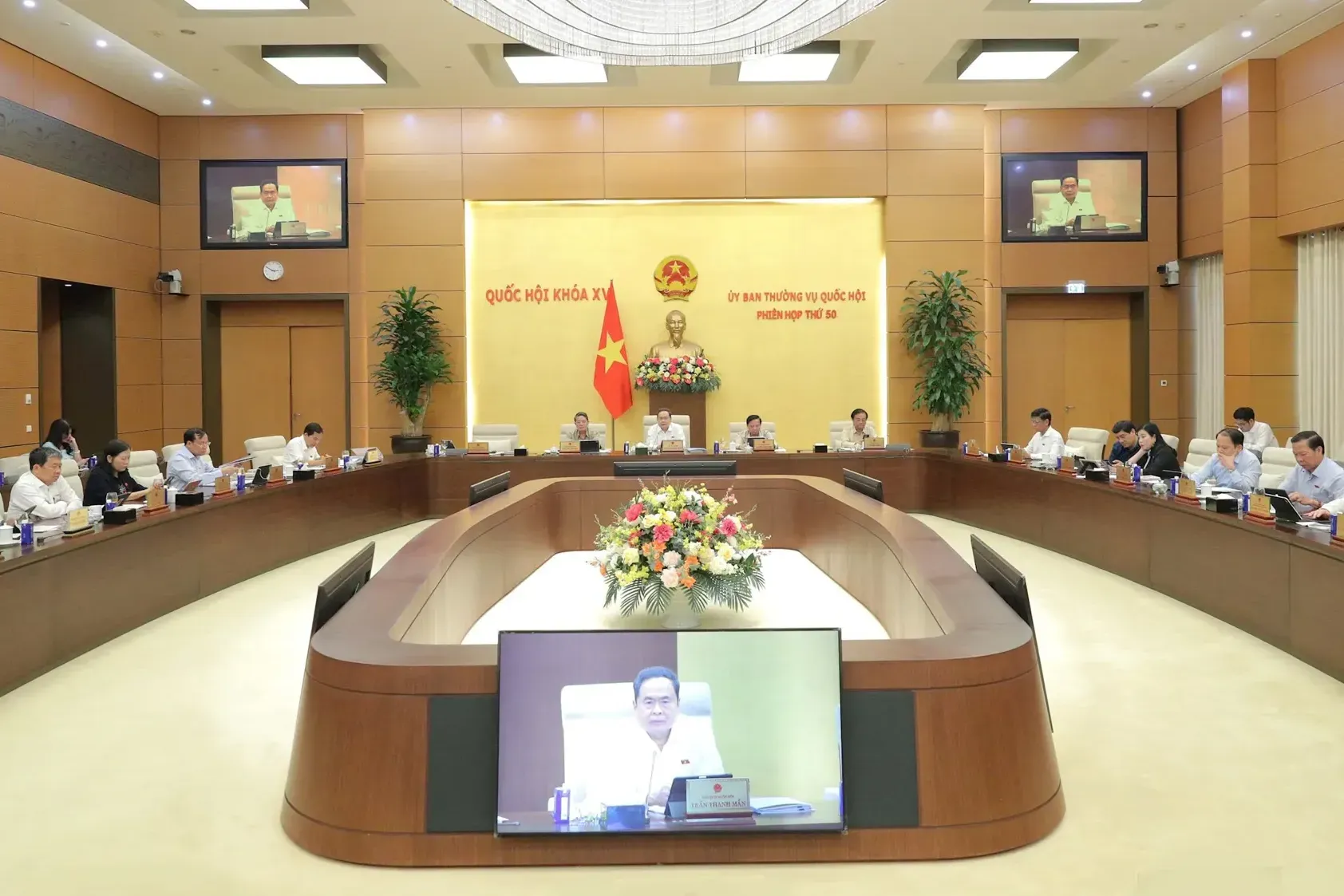 Thông qua hai Nghị quyết hướng dẫn phân bổ số lượng người giới thiệu ứng cử đại biểu HĐND và số lượng Phó Chủ tịch HĐND cấp tỉnh, cấp xã