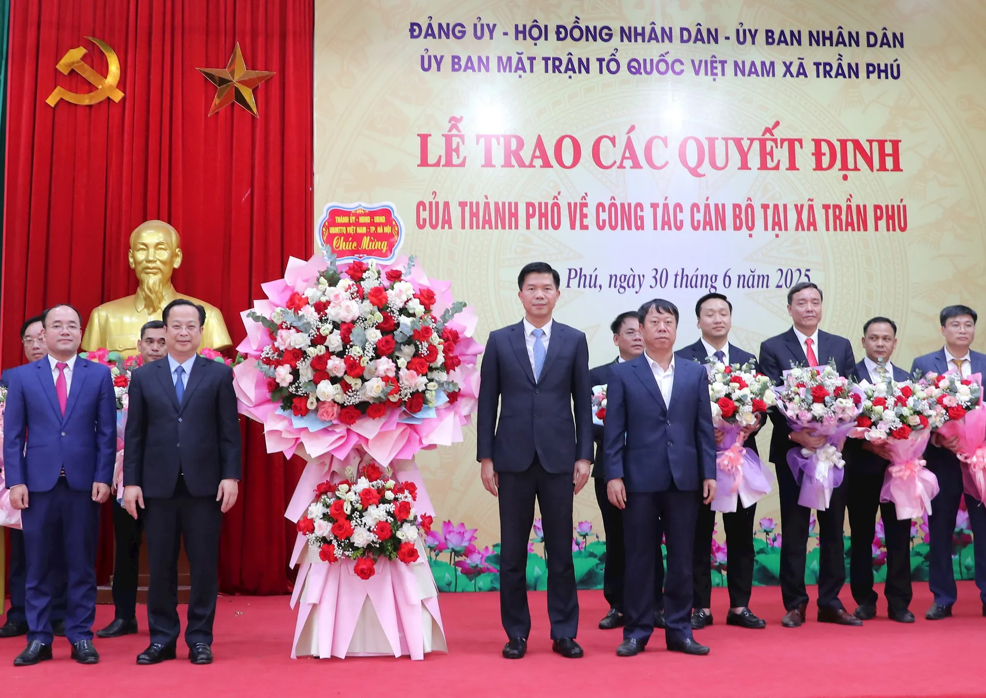 Công bố các quyết định của thành phố về công tác cán bộ tại xã Trần Phú