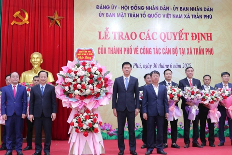 Công bố các quyết định của thành phố về công tác cán bộ tại xã Trần Phú