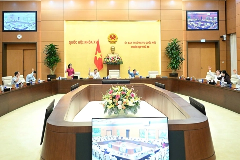Thông qua Nghị quyết về công tác quản lý cán bộ đối với đại biểu Quốc hội hoạt động chuyên trách
