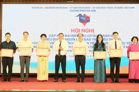 Báo Kinh tế & Đô thị được nhận 4 Bằng khen của UBND TP Hà Nội “về thành tích tiêu biểu trong sự nghiệp báo chí góp phần tích cực xây dựng và phát triển Thủ đô”, 3 giải “Cuộc thi viết về điển hình tiên tiến, người tốt, việc tốt năm 2025”