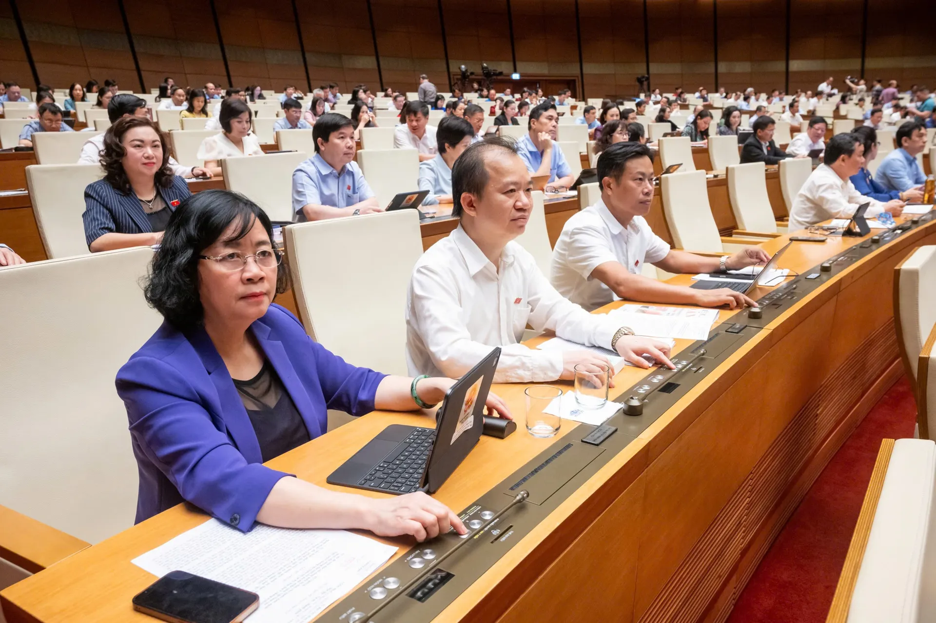 Quốc hội thông qua Luật Cán bộ, công chức (sửa đổi): hoàn thiện cơ chế thu hút vào khu vực công người có tài năng