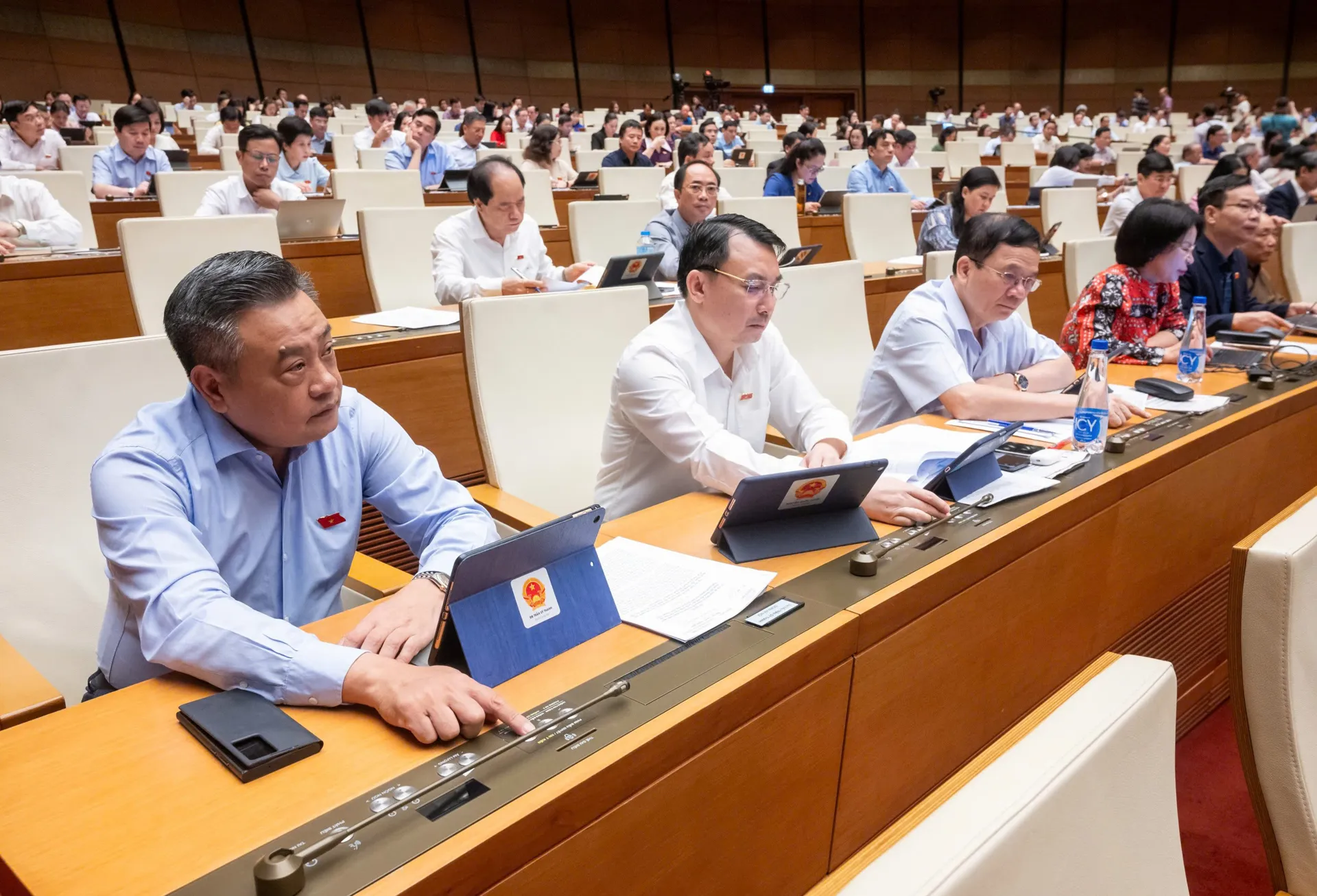 Quốc hội thông qua các quy định sửa đổi, bổ sung về điều kiện nhập hoặc trở lại Luật Quốc tịch Việt Nam