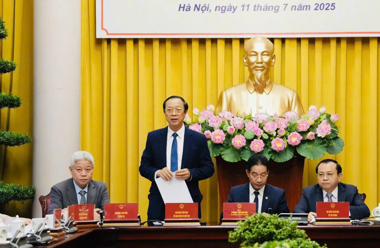 Lương nhà giáo xếp cao nhất trong hệ thống thang bậc lương hành chính sự nghiệp