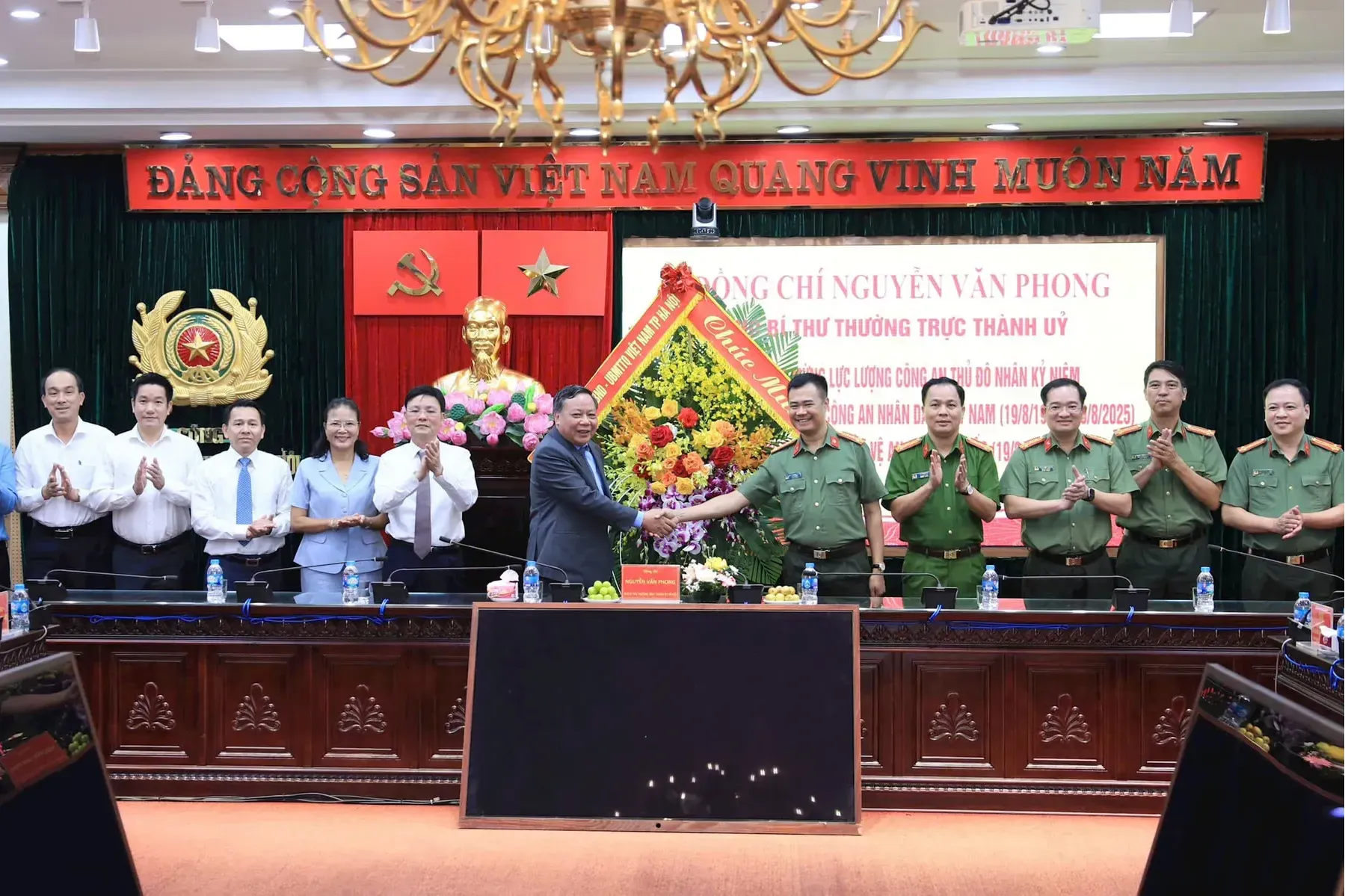Lãnh đạo Thành phố thăm, chúc mừng Công an TP Hà Nội và cán bộ lão thành cách mạng