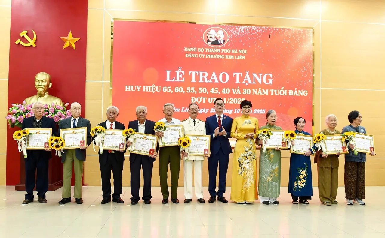 Đảng bộ phường Kim Liên trao Huy hiệu Đảng đợt 7/11