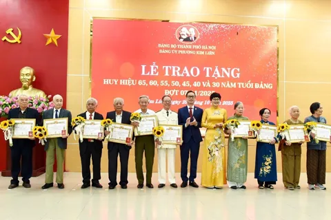 Đảng bộ phường Kim Liên trao Huy hiệu Đảng đợt 7/11