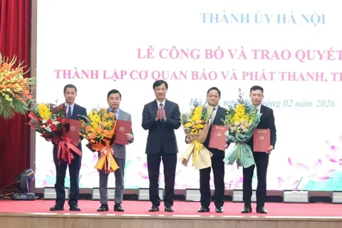 Công bố và trao Quyết định thành lập cơ quan Báo và phát thanh, truyền hình Hà Nội
