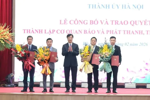 Công bố và trao Quyết định thành lập cơ quan Báo và phát thanh, truyền hình Hà Nội