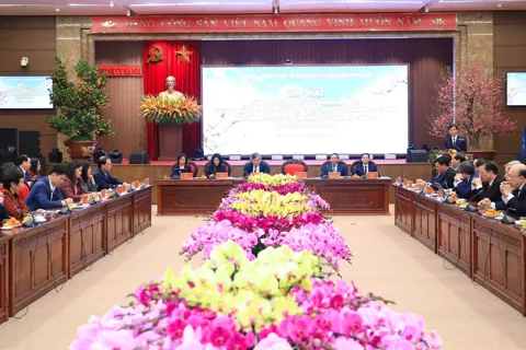 Thành uỷ Hà Nội gặp mặt lãnh đạo các cơ quan báo chí, văn nghệ sĩ, trí thức, nhà khoa học