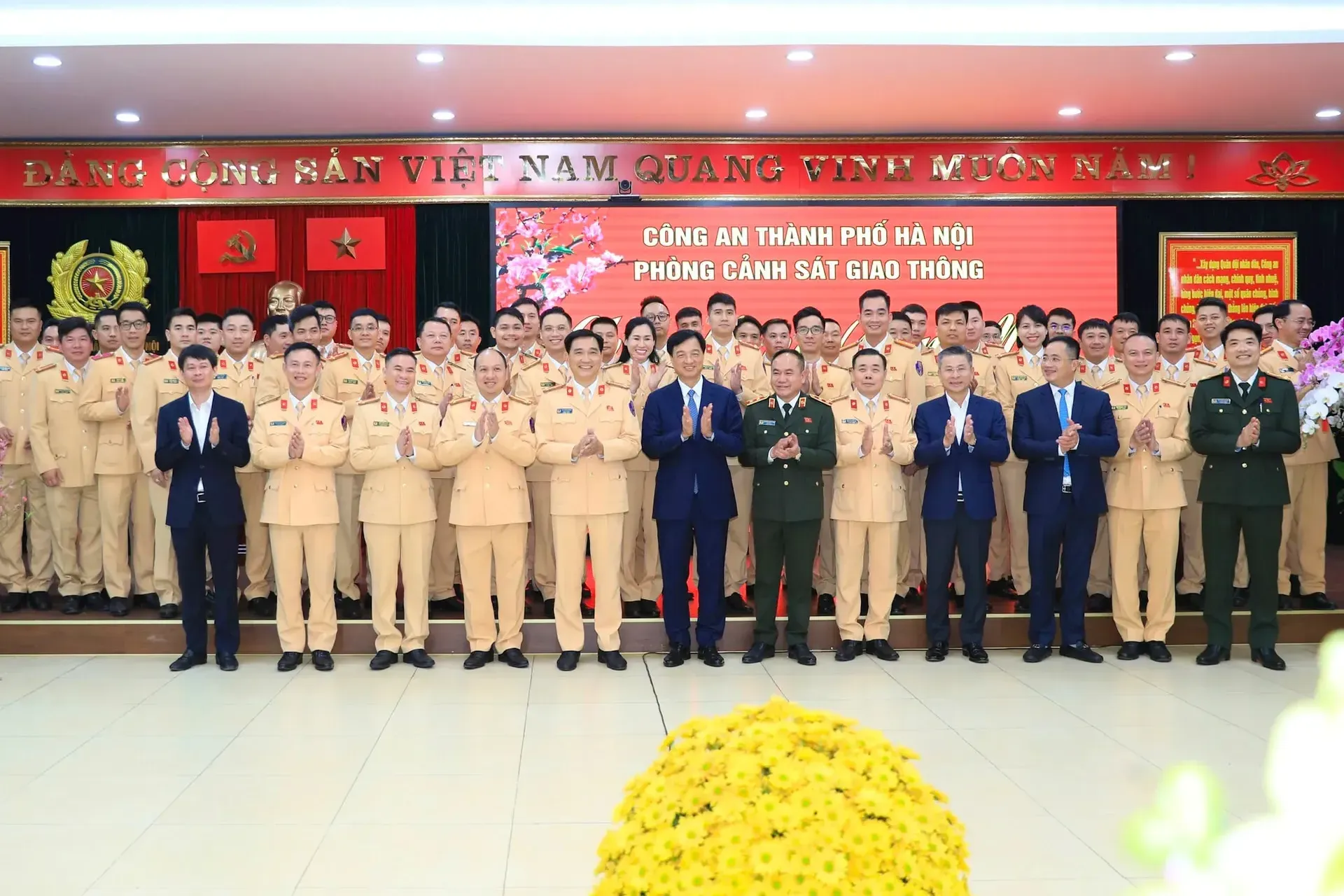 Bí thư Thành ủy Nguyễn Duy Ngọc thăm, chúc Tết lực lượng Cảnh sát giao thông Thủ đô