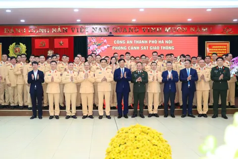 Bí thư Thành ủy Nguyễn Duy Ngọc thăm, chúc Tết lực lượng Cảnh sát giao thông Thủ đô