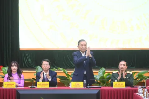 Tổng Bí thư Tô Lâm và ứng cử viên đại biểu Quốc hội tiếp xúc cử tri, vận động bầu cử tại Hà Nội